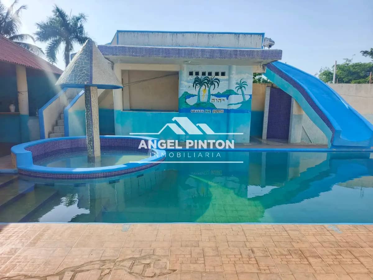 API 9359 VENTA CASA CON PISCINA Y TERRENO BUCARES MARACAIBO VENEZUELA