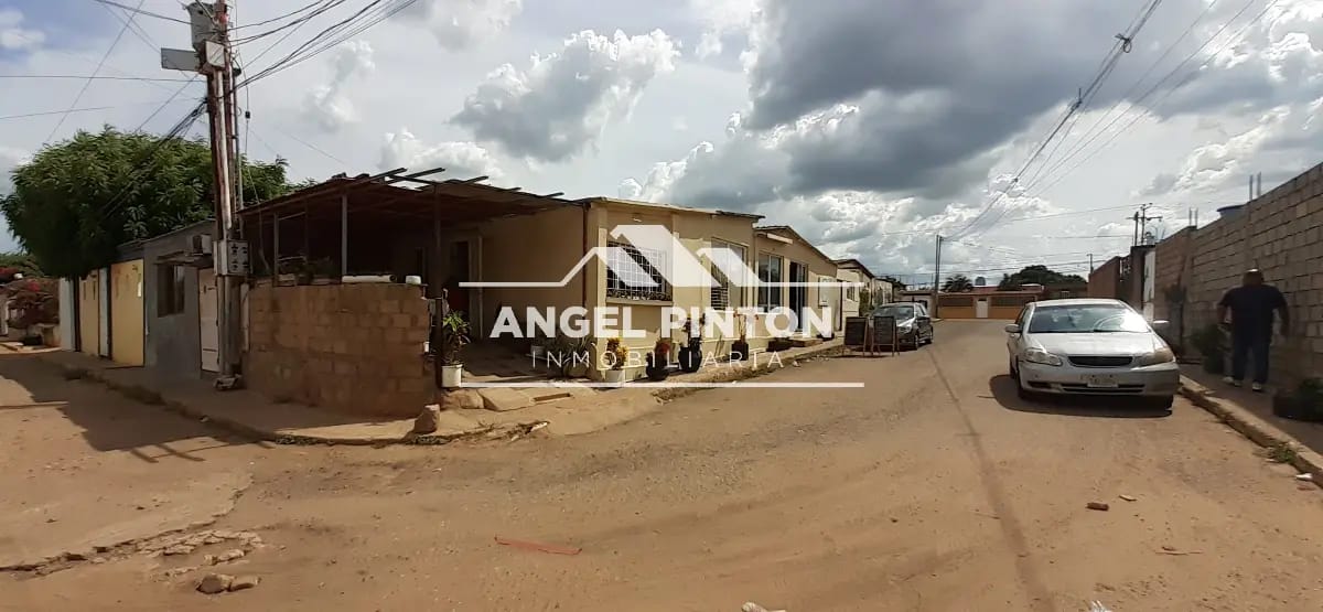 API 74257 CASA COMERCIAL EN VENTA ALTOS DEL SOL AMADO MARACAIBO $ 65.000