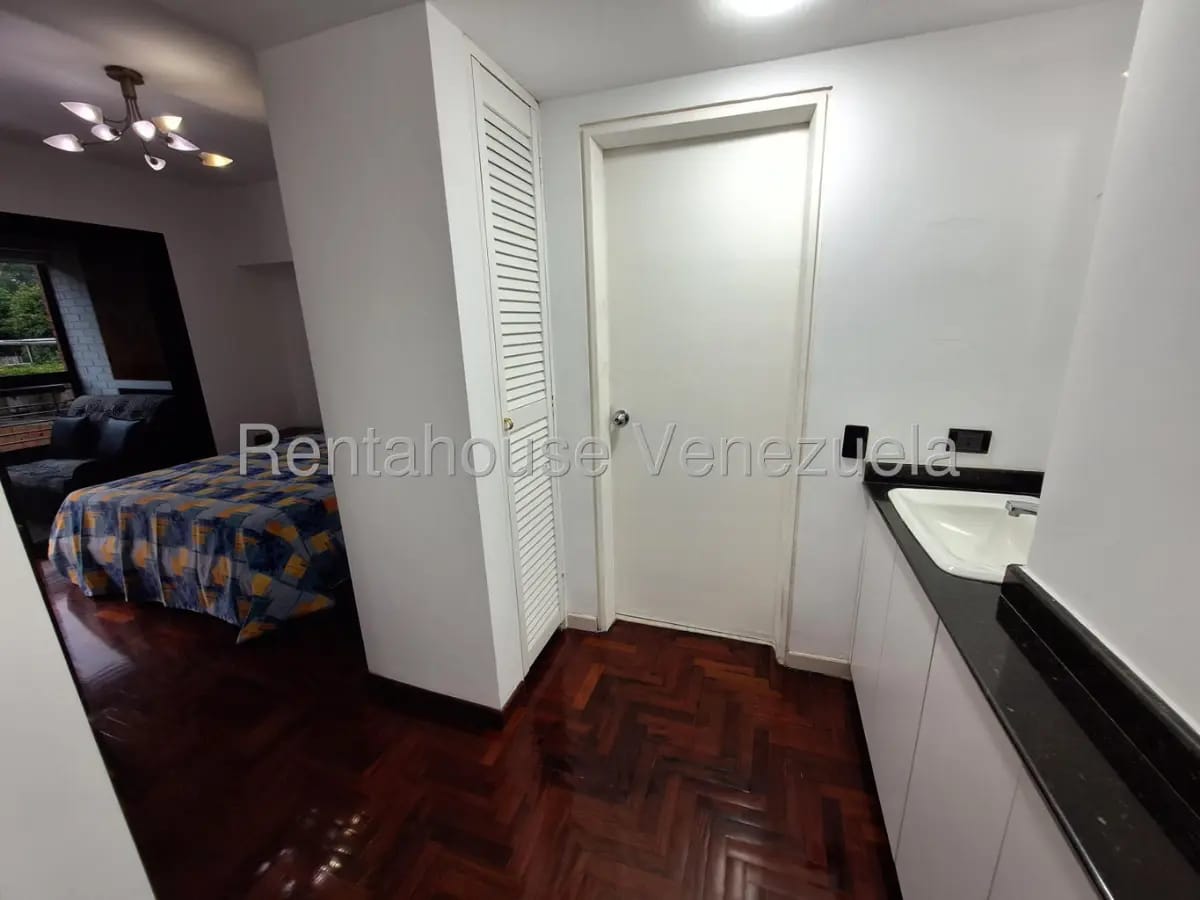 Bello y Cómodo APartamento en Alquiler La Castellana El Pedregal, Caracas - 11