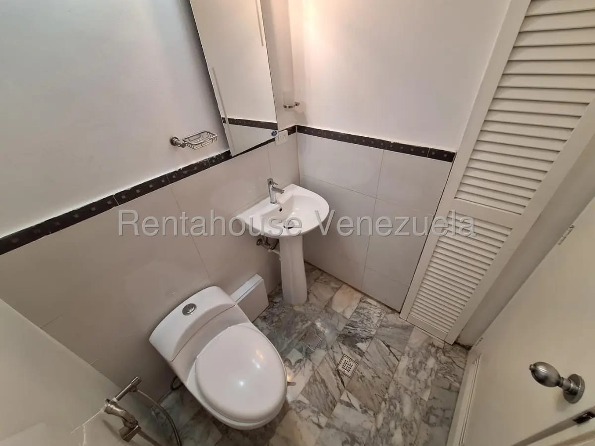 Bello y Cómodo APartamento en Alquiler La Castellana El Pedregal, Caracas - 13