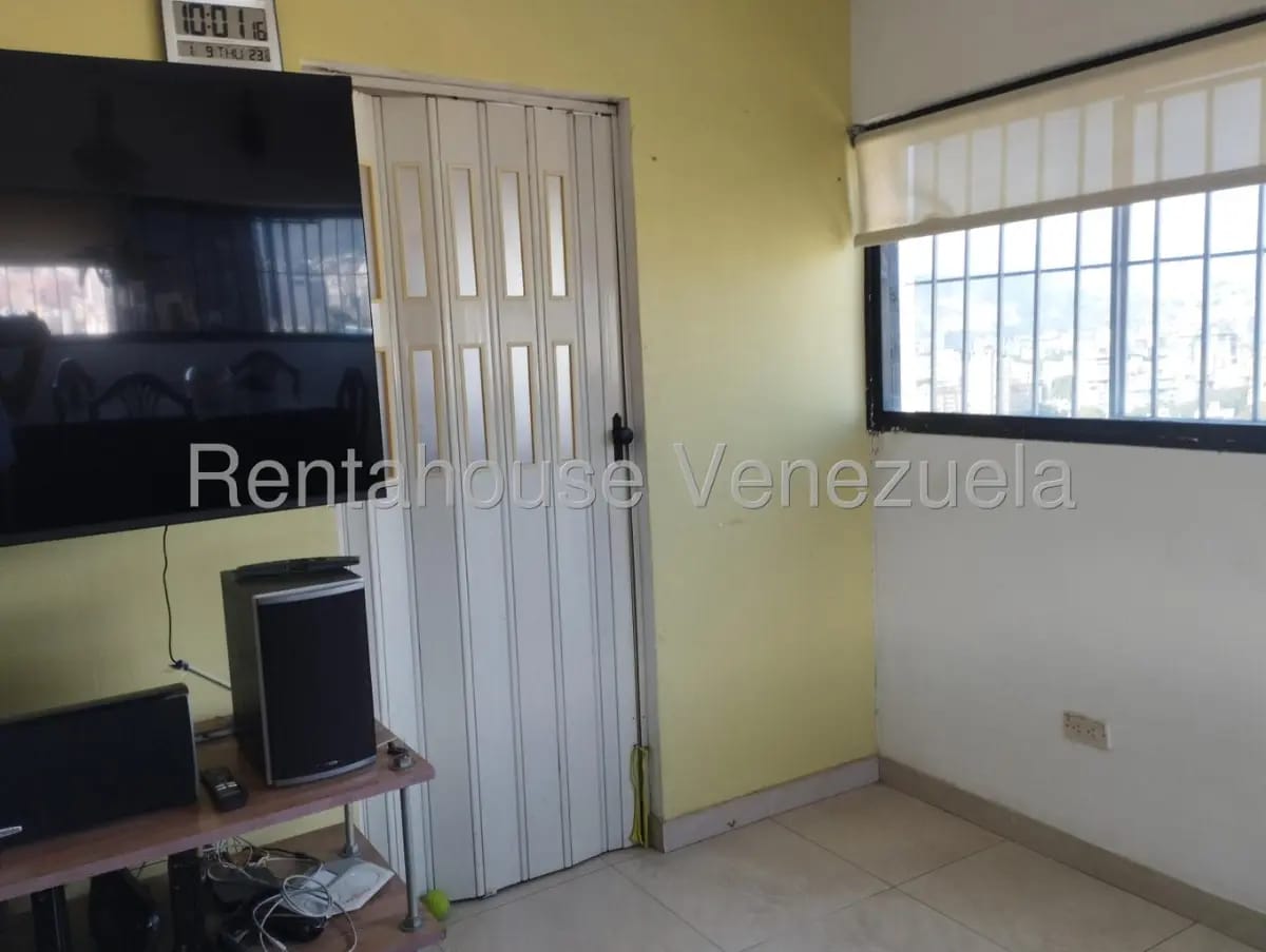 Excelente y Amplio Apartamento (PH) en Venta Los Chaguaramos, Caracas - 4