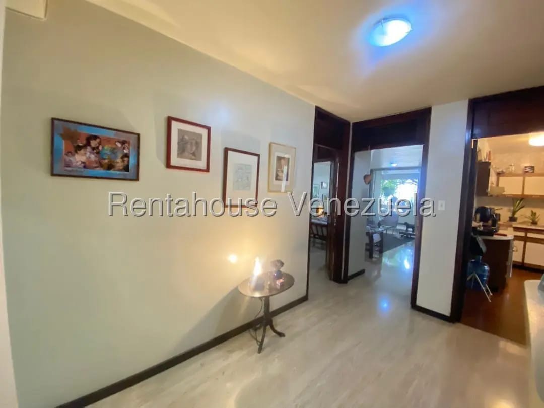 Lindo, Amplio y Diafano Apartamento en Venta La Floridad, Caracas - 2