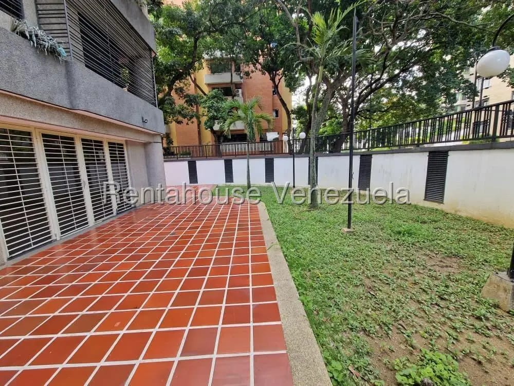 Amplio y Claro Apartamento en Venta Las Acacias, Caracas - 2