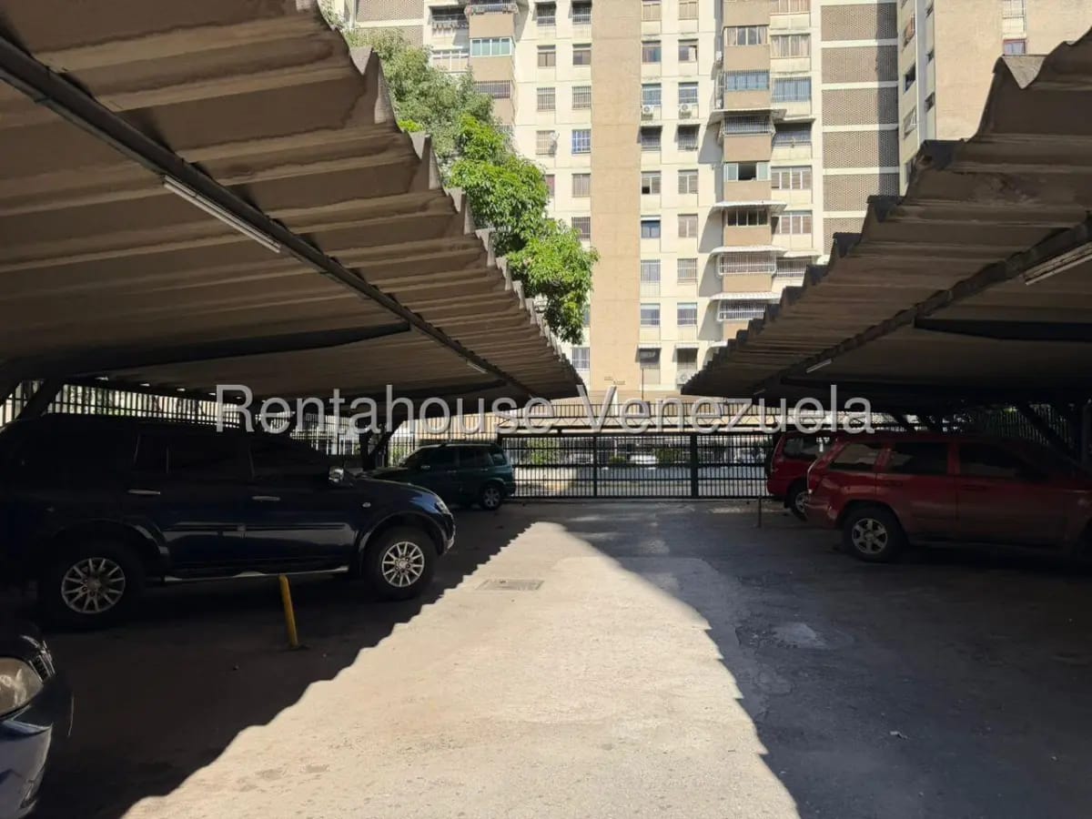 Excelente Apartameno En Venta con Priviligiada Ubicación en La California, Caracas - 2