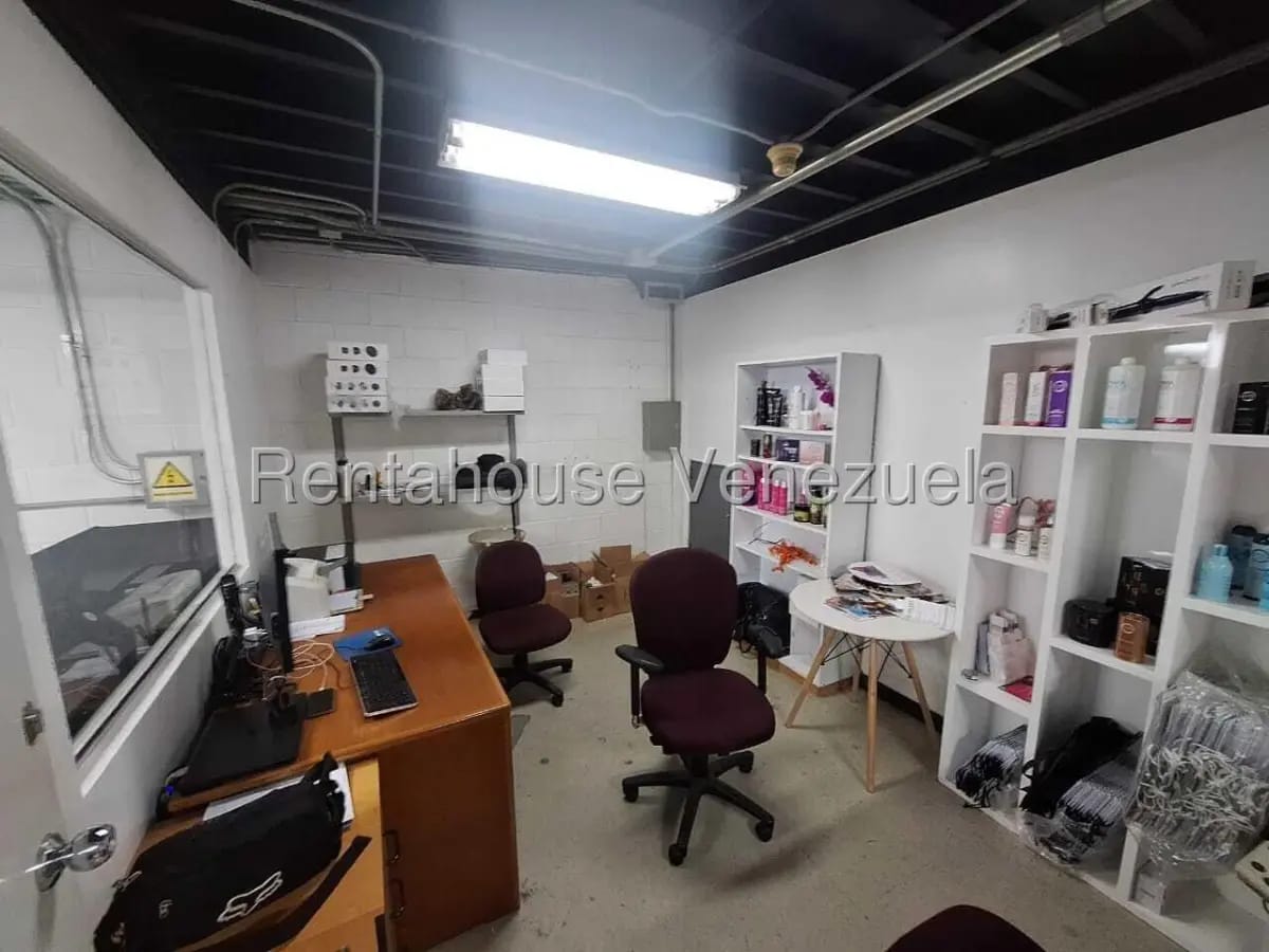 Extraordinario Local / Galpón en Venta en el Corazon de Chacao, Caracas - 2