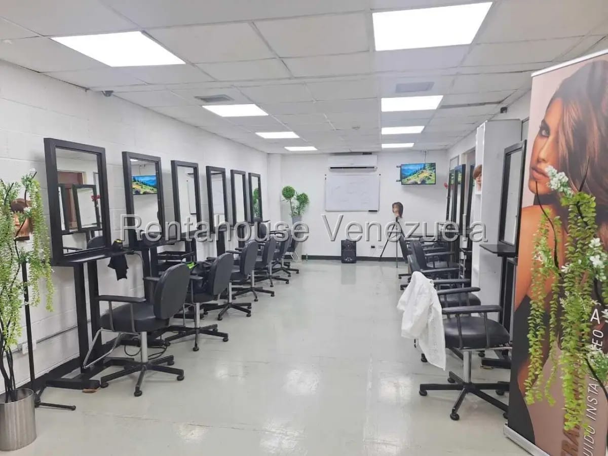 Extraordinario Local / Galpón en Venta en el Corazon de Chacao, Caracas - 4