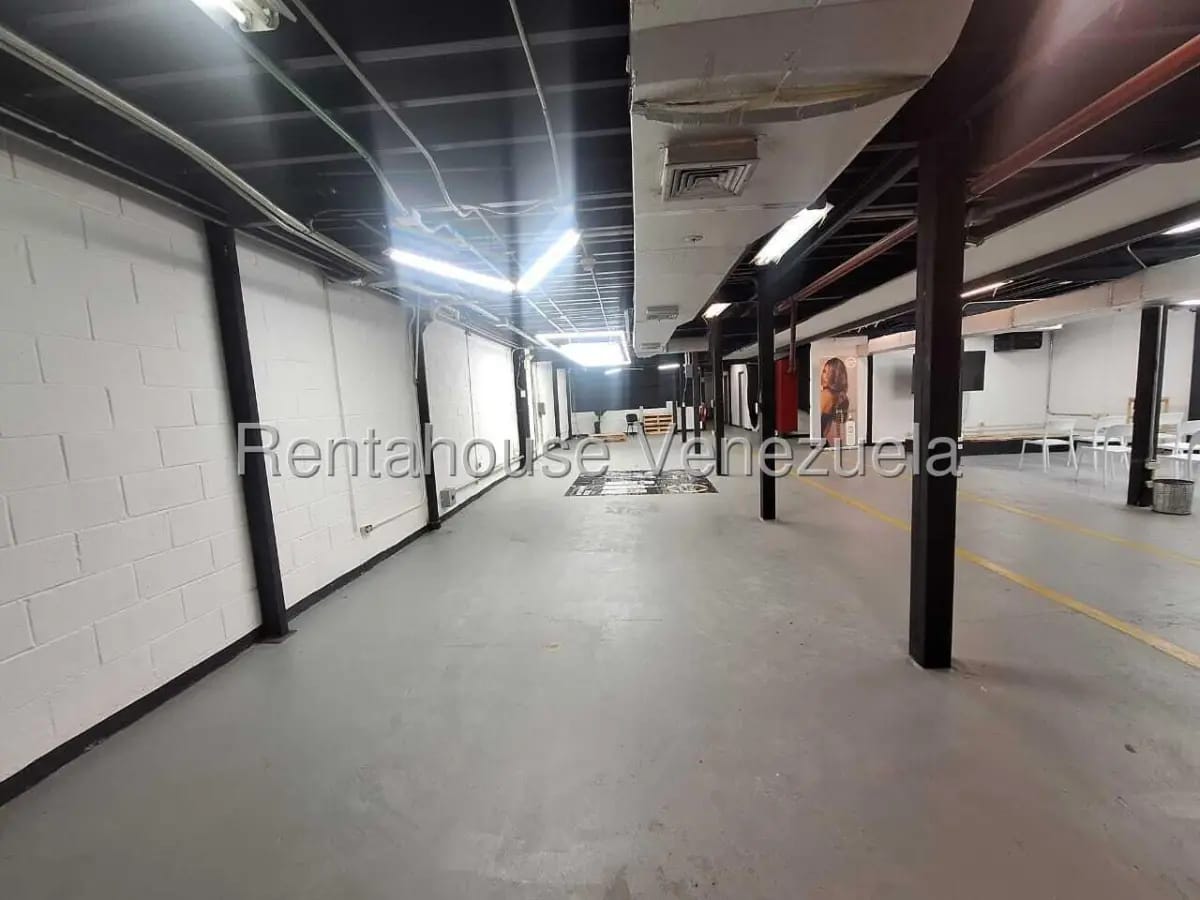 Extraordinario Local / Galpón en Venta en el Corazon de Chacao, Caracas - 9