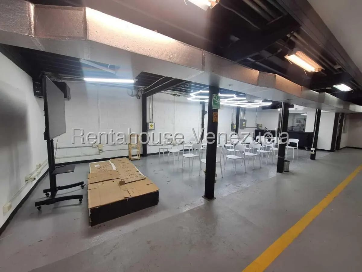 Extraordinario Local / Galpón en Venta en el Corazon de Chacao, Caracas - 11