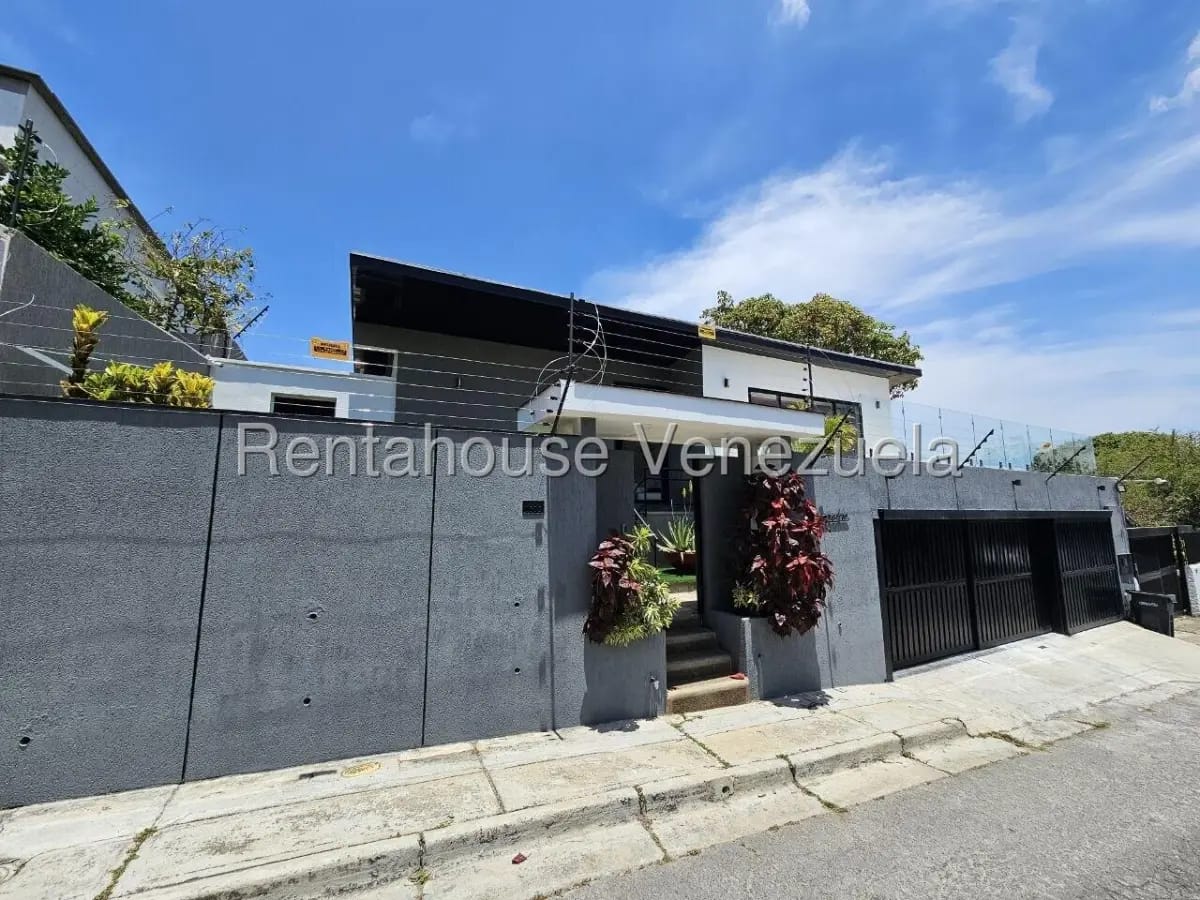 Majuestuosa Casa Dúplex Remodelada en Venta Prados del Este Caracas