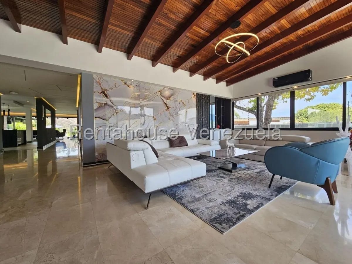 Majuestuosa Casa Dúplex Remodelada en Venta Prados del Este Caracas - 2