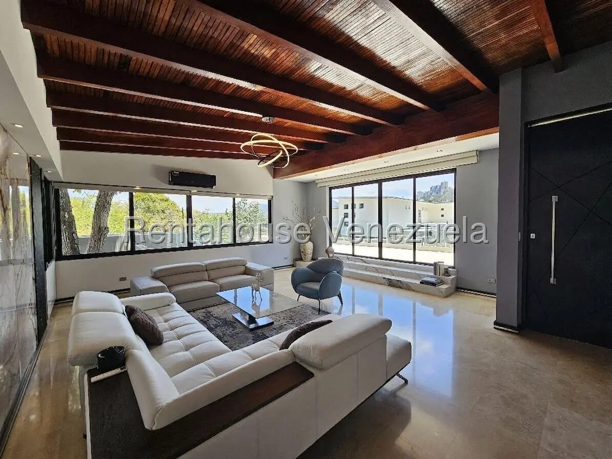Majuestuosa Casa Dúplex Remodelada en Venta Prados del Este Caracas - 3
