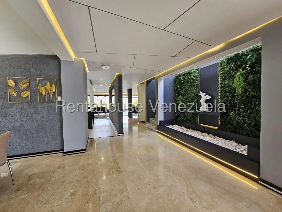 Majuestuosa Casa Dúplex Remodelada en Venta Prados del Este Caracas - 5