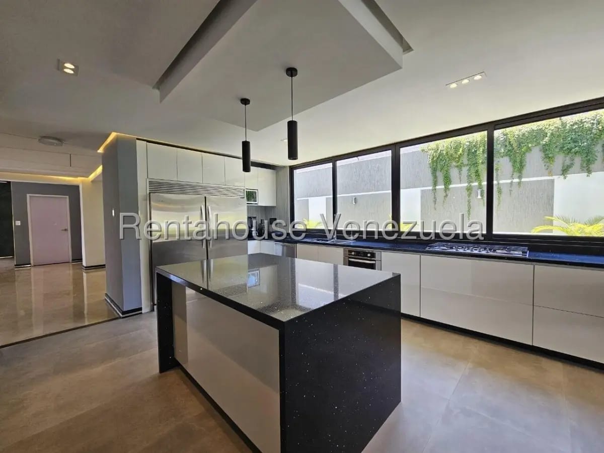 Majuestuosa Casa Dúplex Remodelada en Venta Prados del Este Caracas - 9