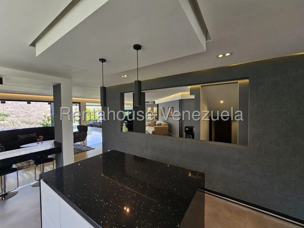 Majuestuosa Casa Dúplex Remodelada en Venta Prados del Este Caracas - 11
