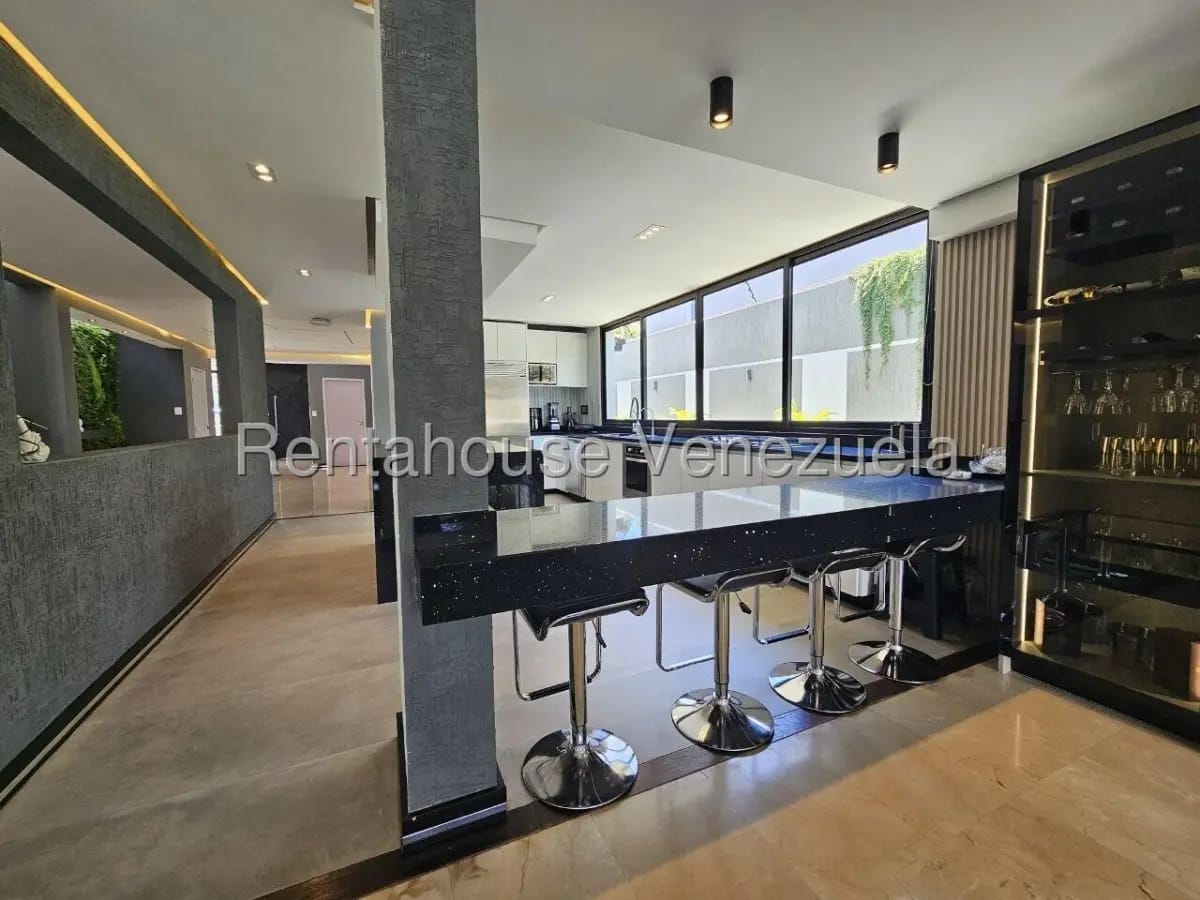 Majuestuosa Casa Dúplex Remodelada en Venta Prados del Este Caracas - 12