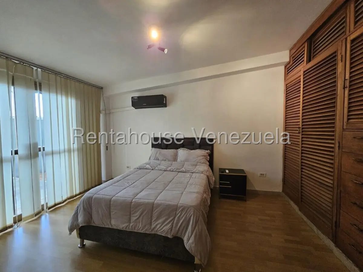 Majuestuosa Casa Dúplex Remodelada en Venta Prados del Este Caracas - 16