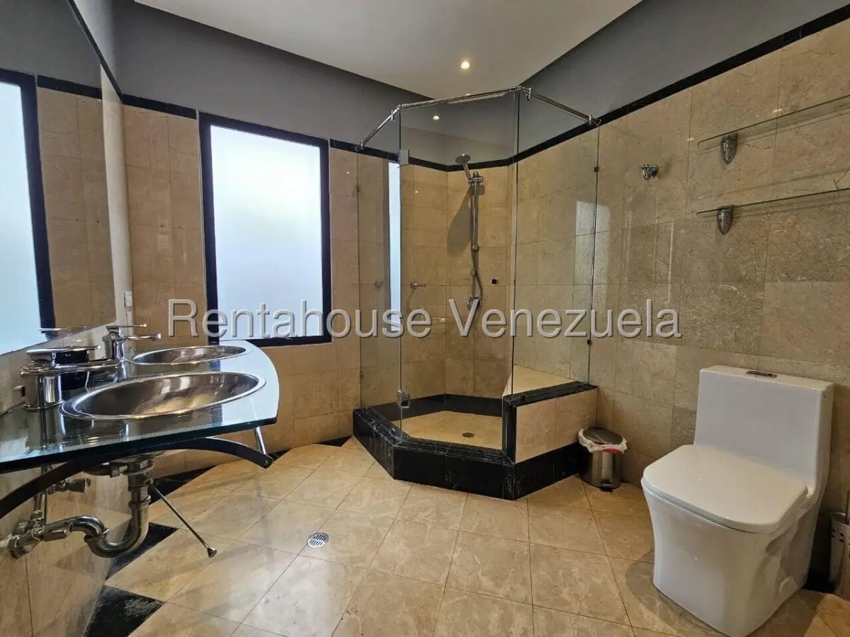 Majuestuosa Casa Dúplex Remodelada en Venta Prados del Este Caracas - 17
