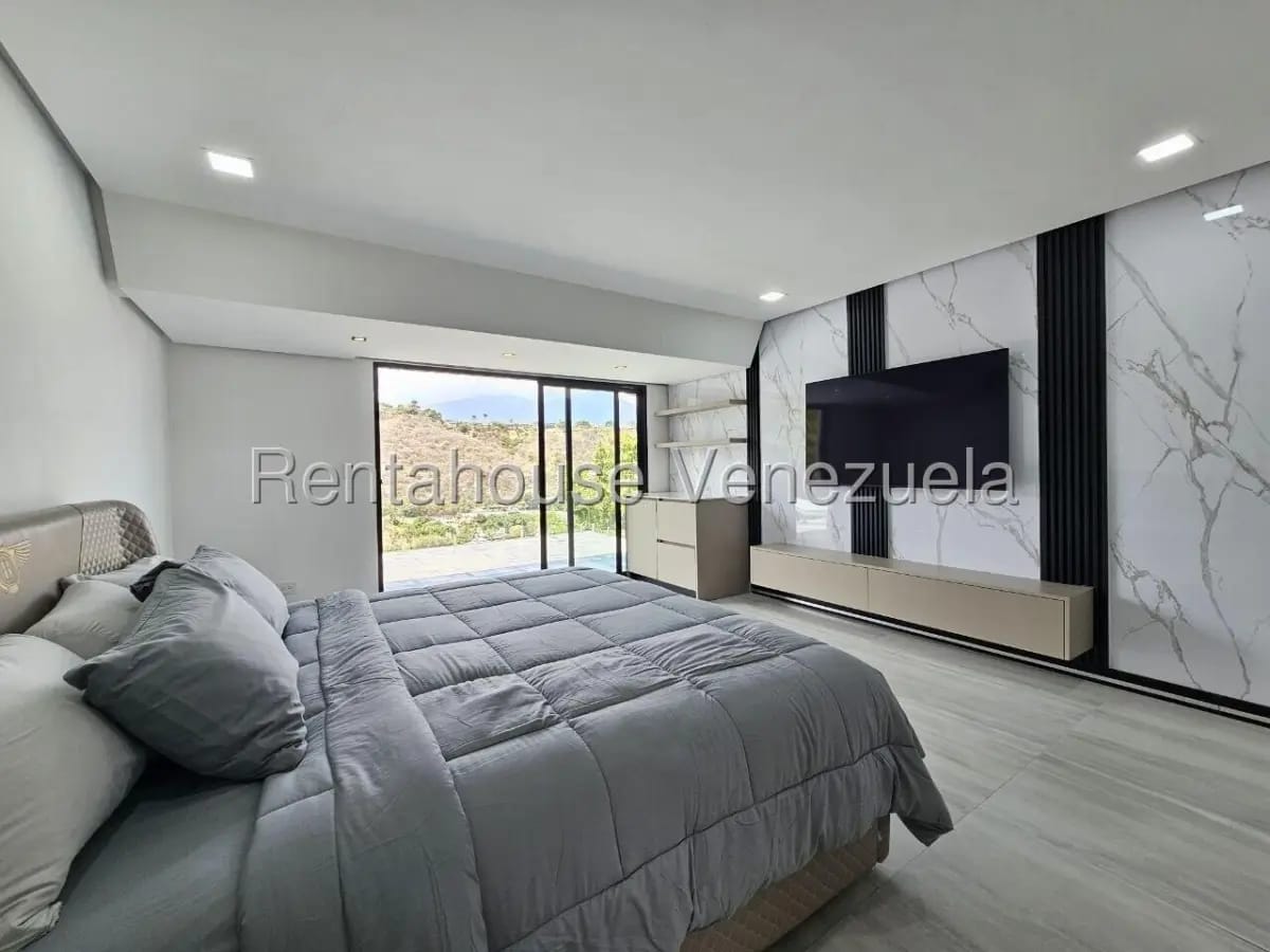 Majuestuosa Casa Dúplex Remodelada en Venta Prados del Este Caracas - 19
