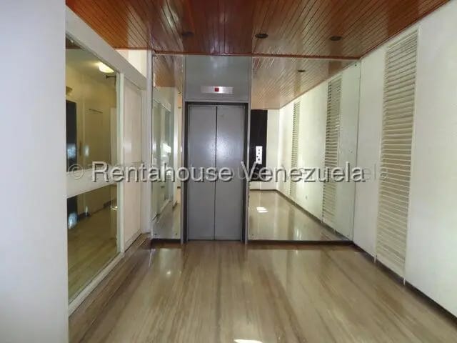 Bello y Cómodo Apartamento en Venta El Paraíso, Caracas - 2