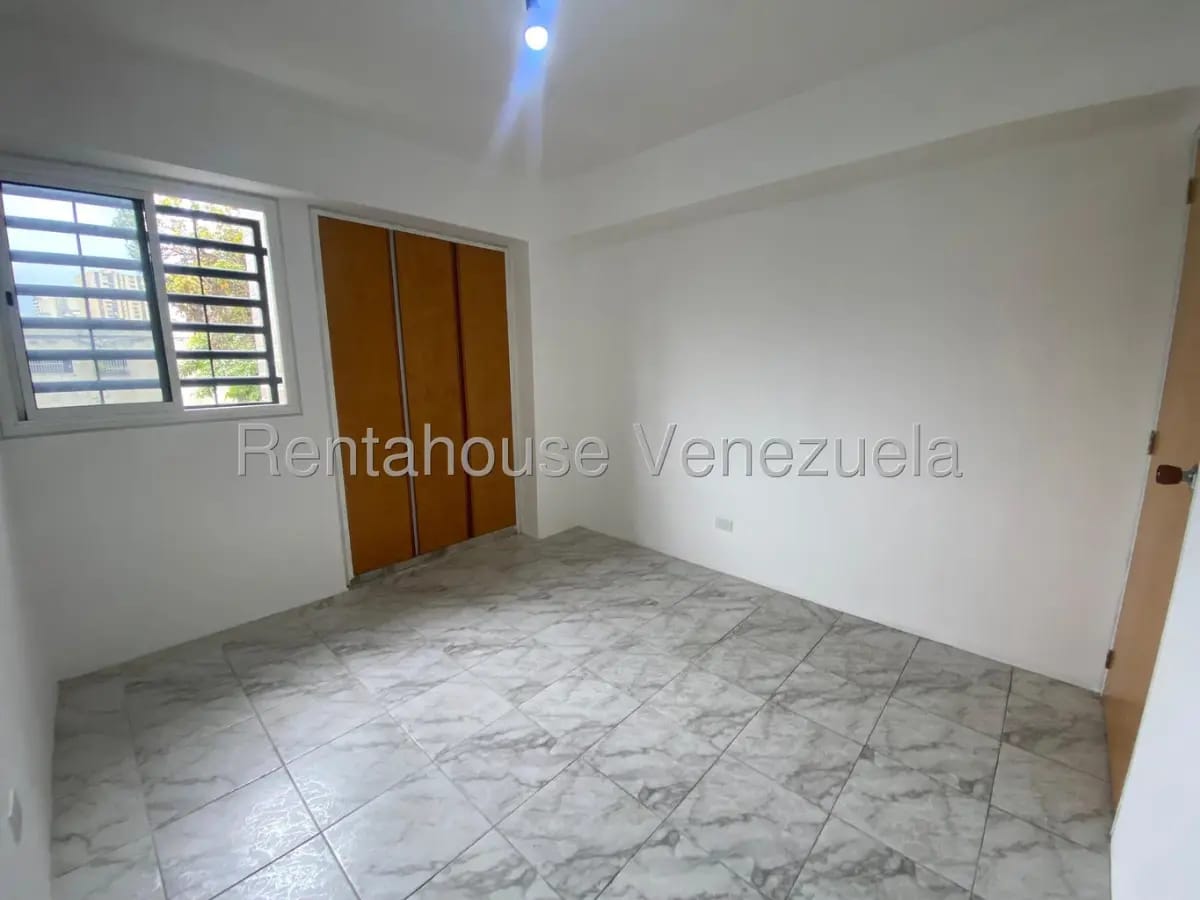 Bello y Cómodo Apartamento en Venta El Paraíso, Caracas - 4