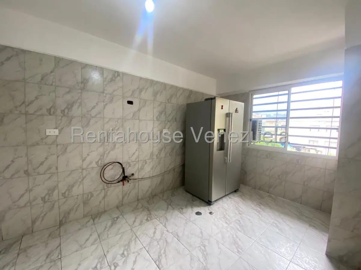 Bello y Cómodo Apartamento en Venta El Paraíso, Caracas - 11