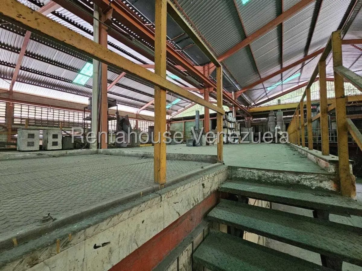 Excelente y Amplio Galpon En venta La Guairita, Caracas - 13
