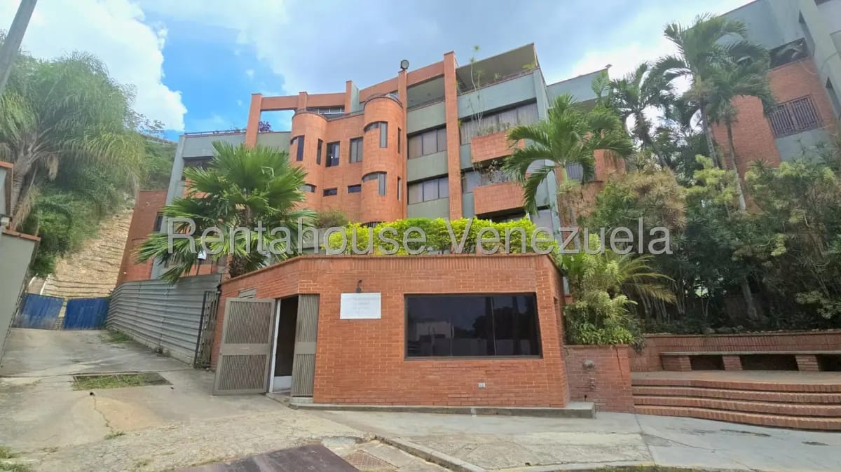 Bello y Amplio Apartamento Tipo PH en Venta San Roman, Caracas. Calle Privado