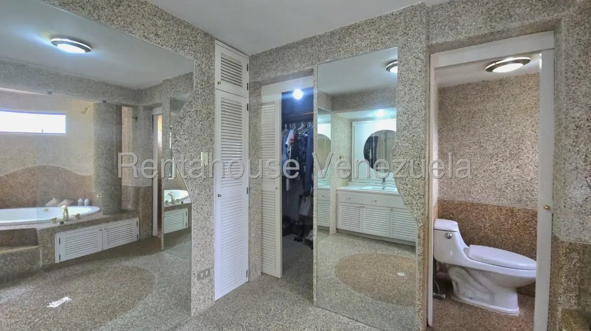 Bello y Amplio Apartamento Tipo PH en Venta San Roman, Caracas. Calle Privado - 17