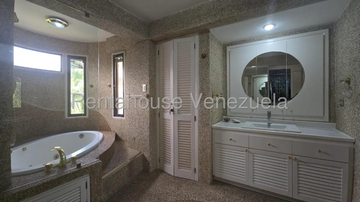 Bello y Amplio Apartamento Tipo PH en Venta San Roman, Caracas. Calle Privado - 18