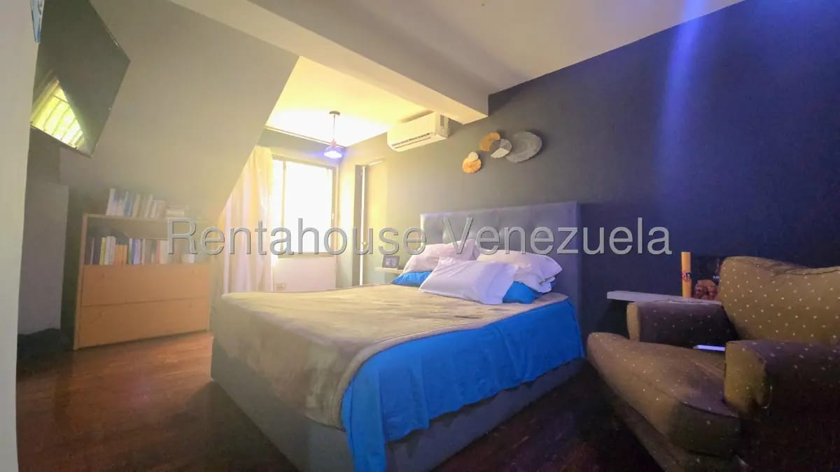 Bello y Amplio Apartamento Tipo PH en Venta San Roman, Caracas. Calle Privado - 19