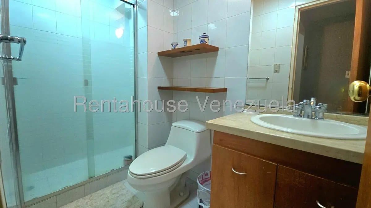 Bello y Amplio Apartamento Tipo PH en Venta San Roman, Caracas. Calle Privado - 20