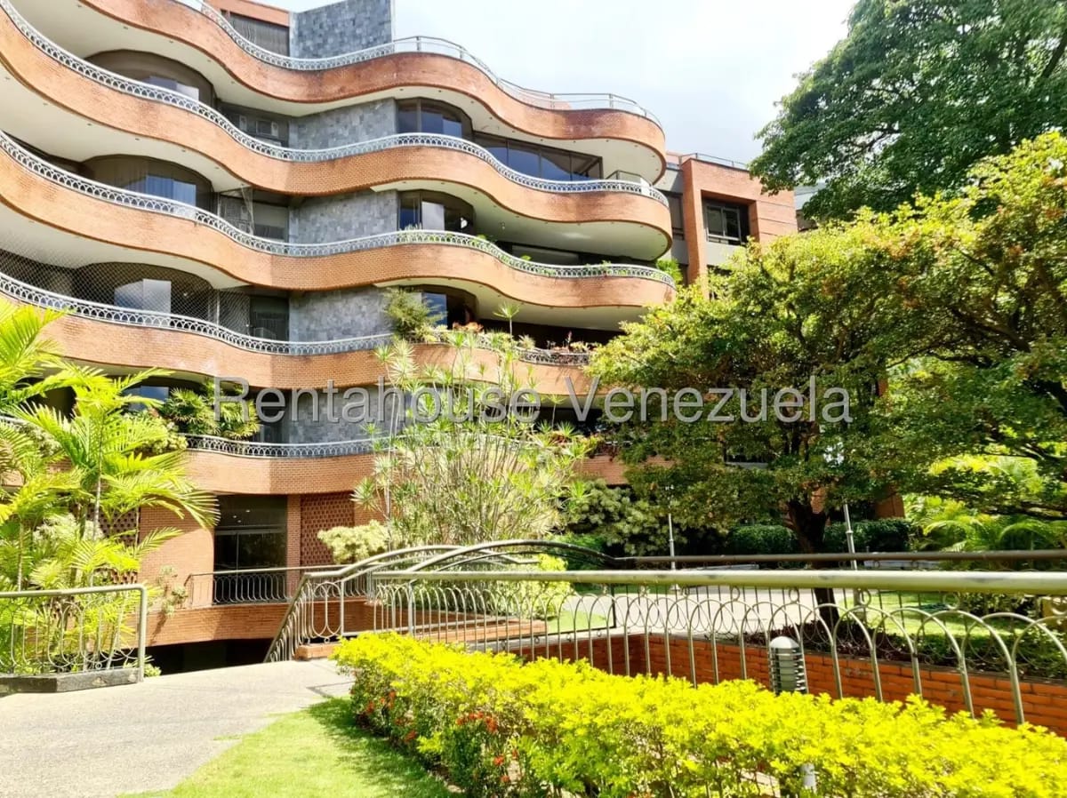 Bello y Amplio Apartamento en Venta Altamira, con gran jardin y propia piscina.