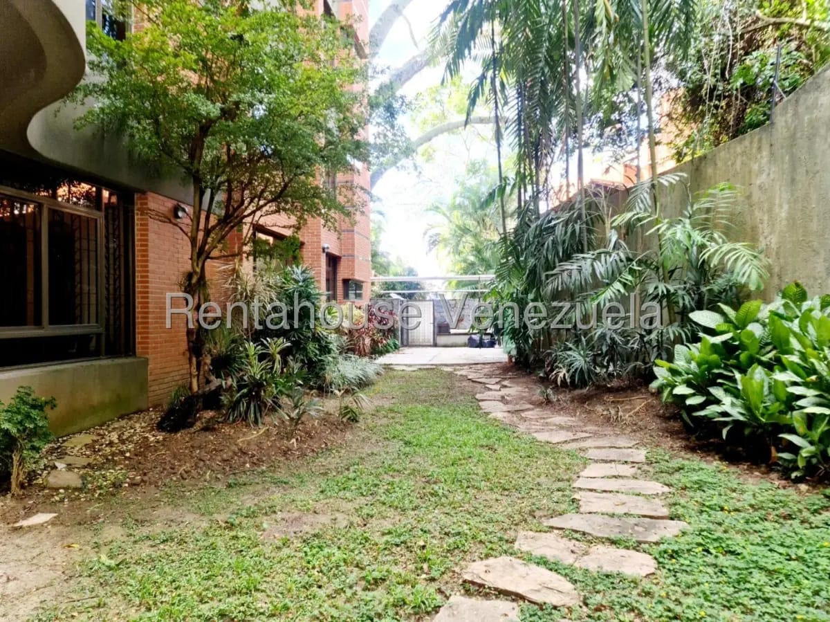Bello y Amplio Apartamento en Venta Altamira, con gran jardin y propia piscina. - 6