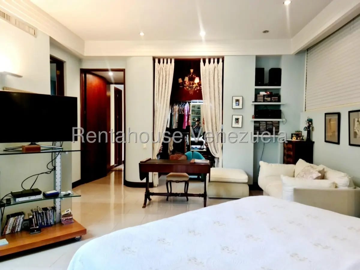 Bello y Amplio Apartamento en Venta Altamira, con gran jardin y propia piscina. - 16