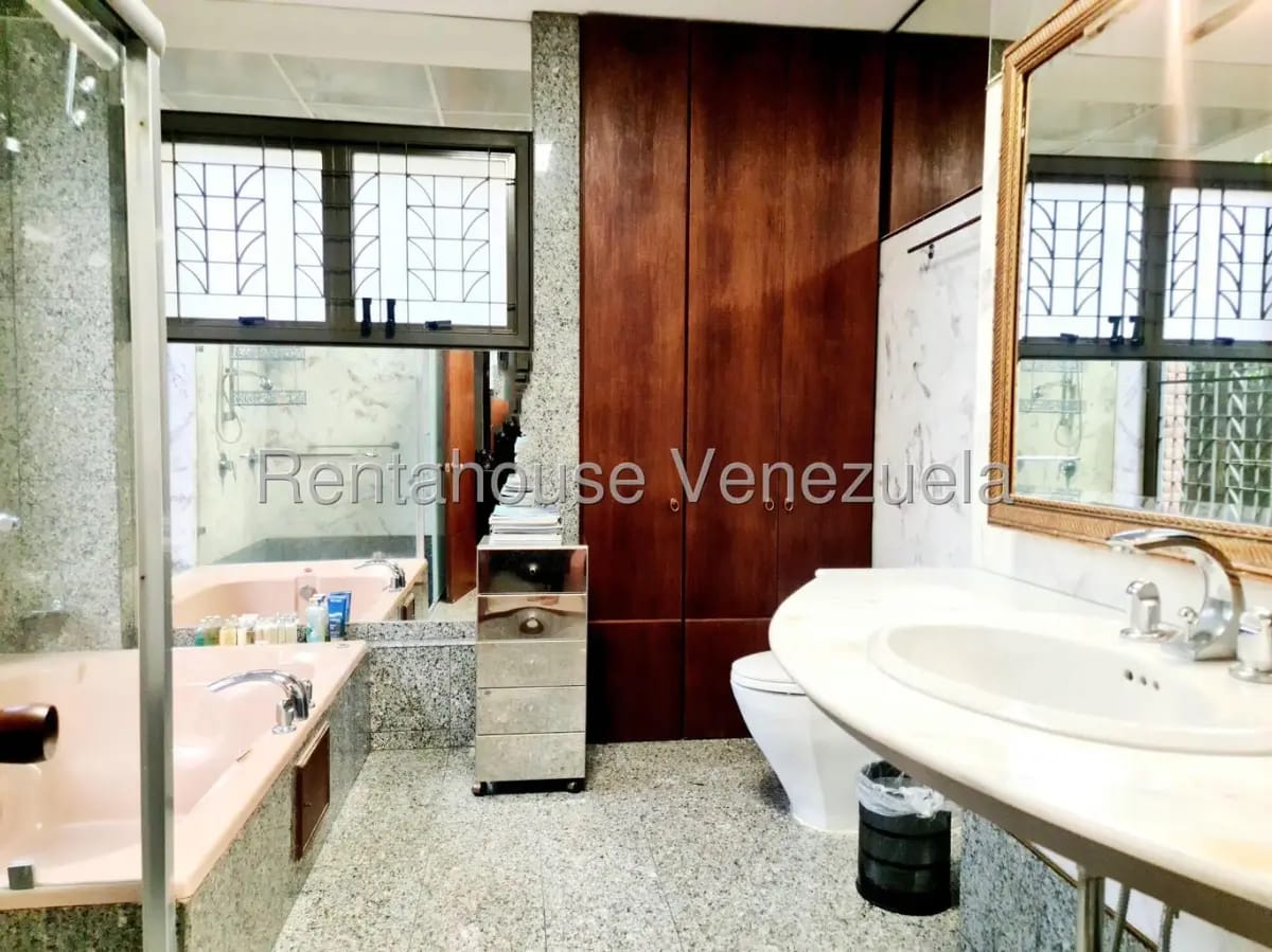Bello y Amplio Apartamento en Venta Altamira, con gran jardin y propia piscina. - 17