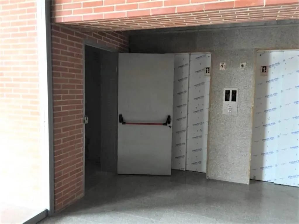 Excelente Oficina a Estrenar En Venta, Los Dos Caminos, Moderna Torre Corporativa - 9
