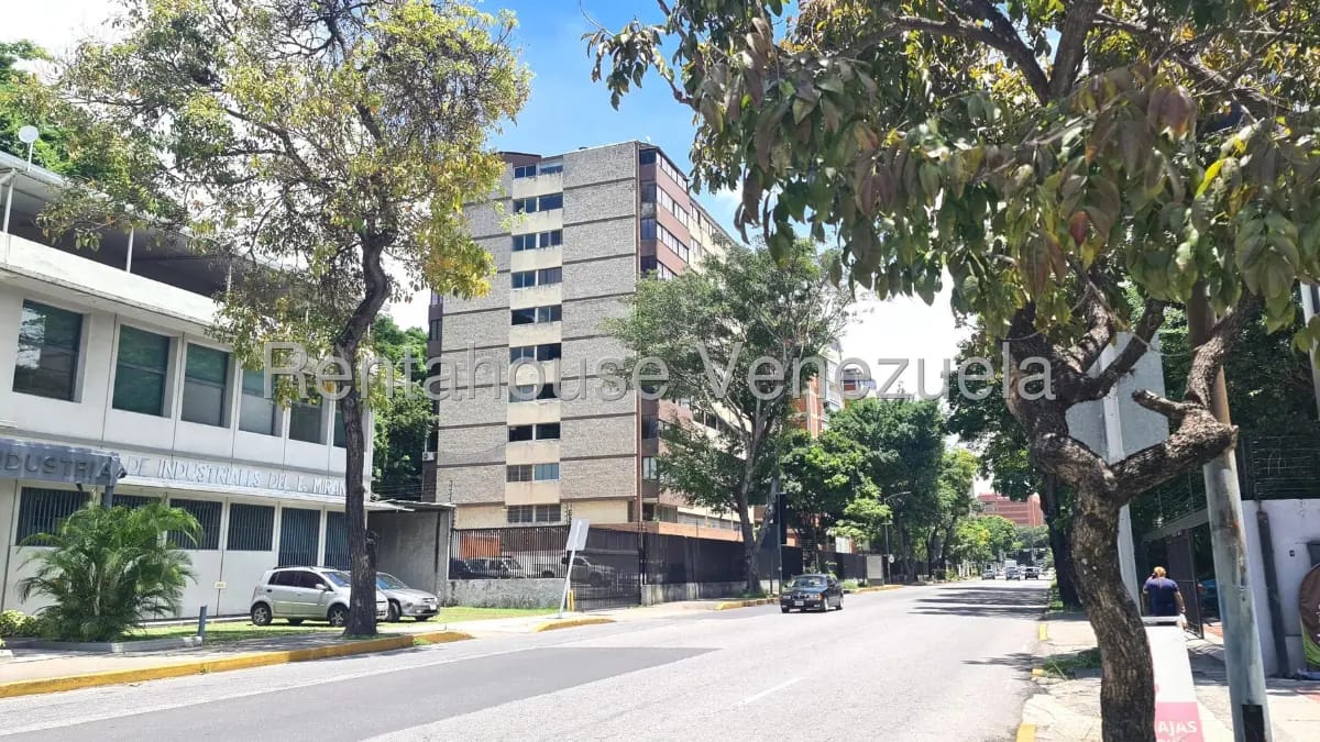 Excelente Apartamento en PB e Independiente al Edificio En Venta Chuao, Caracas - 2