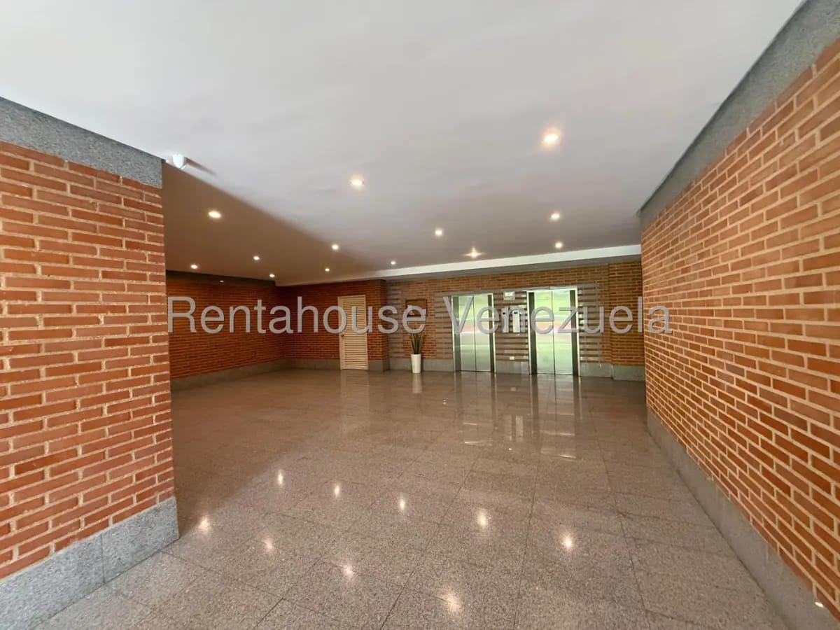 Bellisimo Apartamento Remodelado En Alquiler Lomas del Sol, Caracas - 3