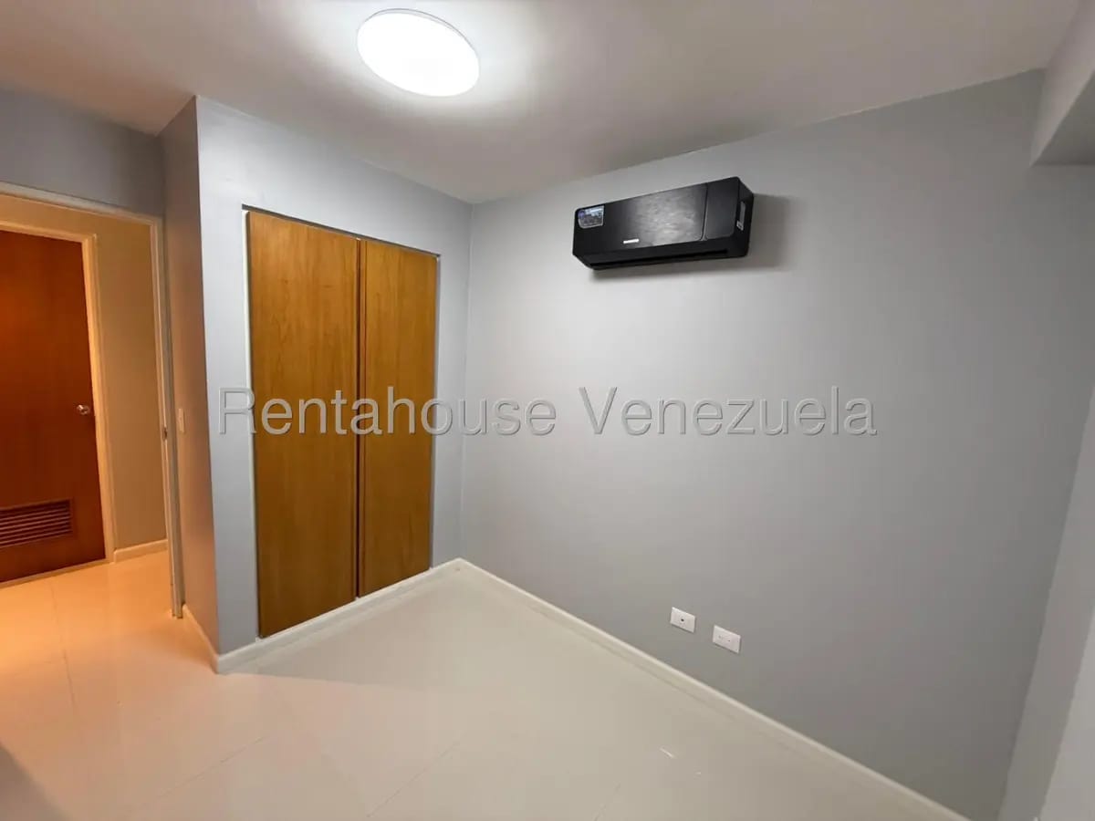 Bellisimo Apartamento Remodelado En Alquiler Lomas del Sol, Caracas - 8
