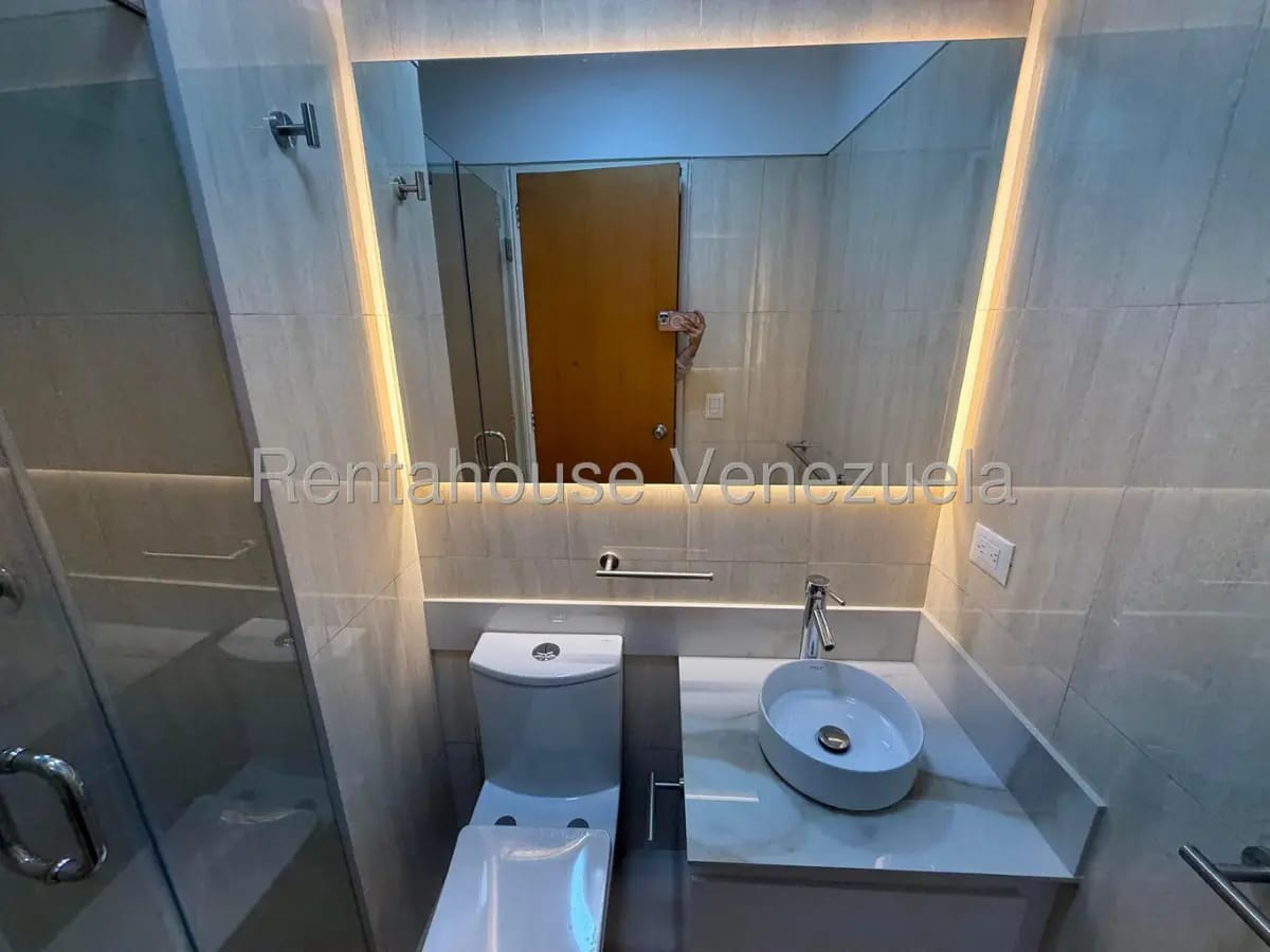 Bellisimo Apartamento Remodelado En Alquiler Lomas del Sol, Caracas - 10
