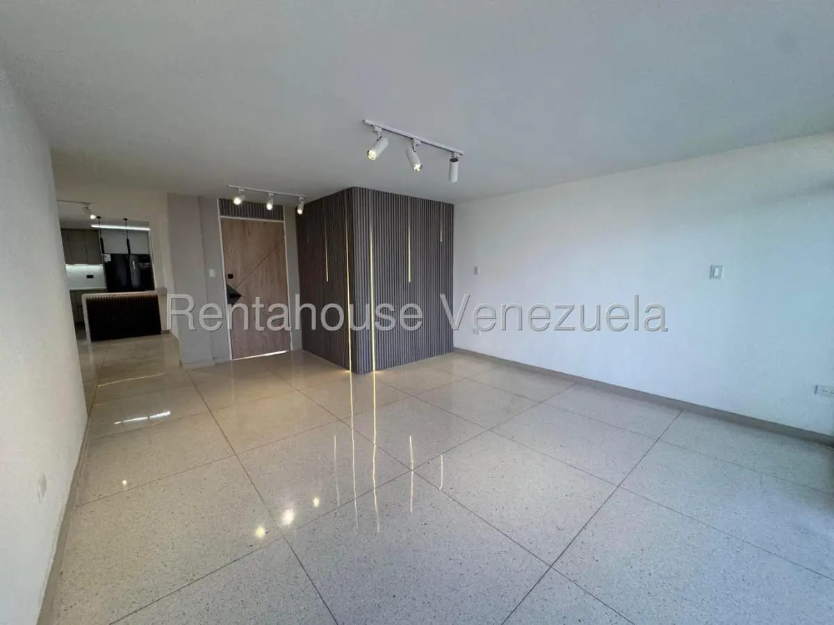 Bello y Cómodo Apartamento Remodelado En Venta Los Palos Grandes Caracas - 3