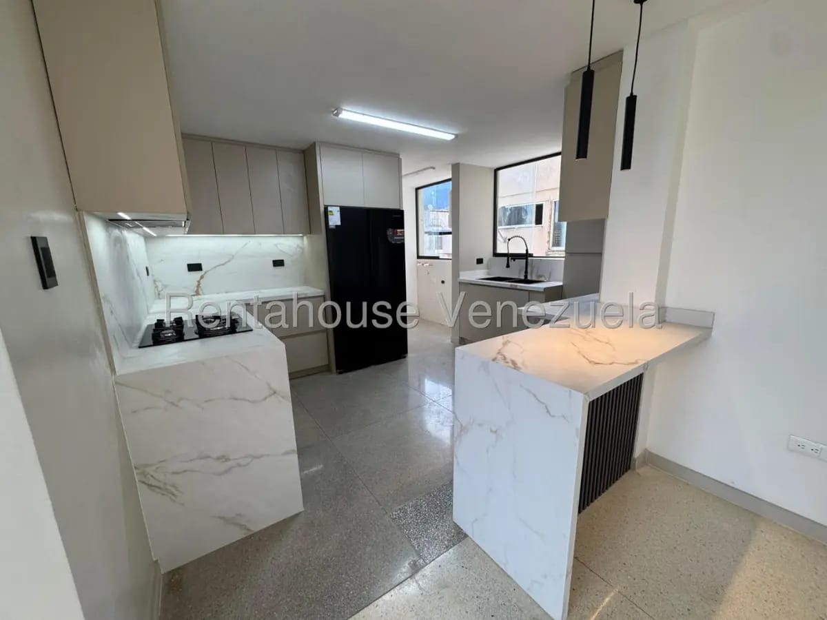 Bello y Cómodo Apartamento Remodelado En Venta Los Palos Grandes Caracas - 12