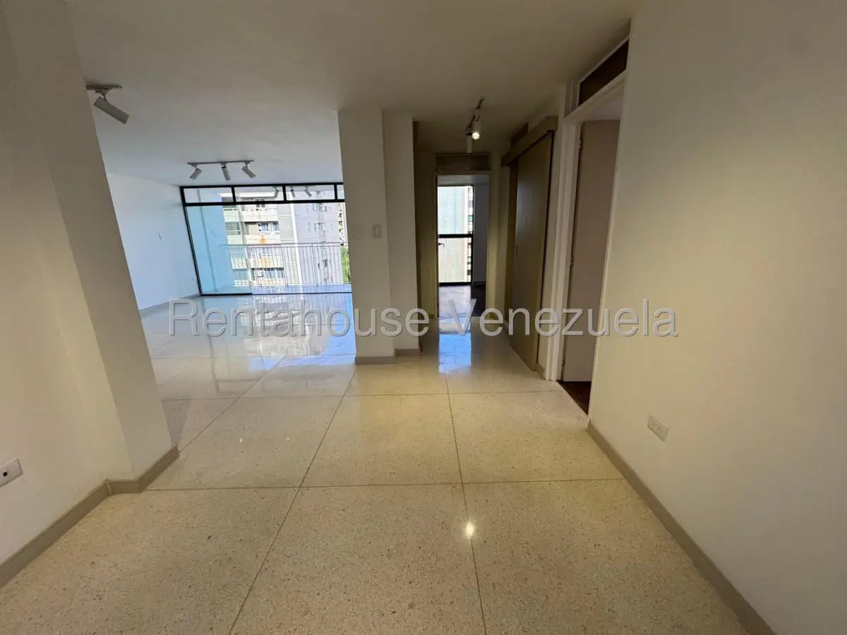 Bello y Cómodo Apartamento Remodelado En Venta Los Palos Grandes Caracas - 13