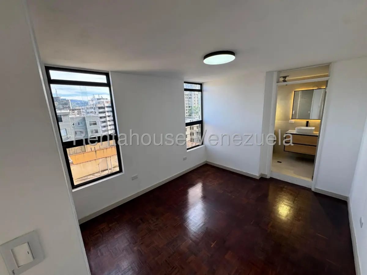 Bello y Cómodo Apartamento Remodelado En Venta Los Palos Grandes Caracas - 16