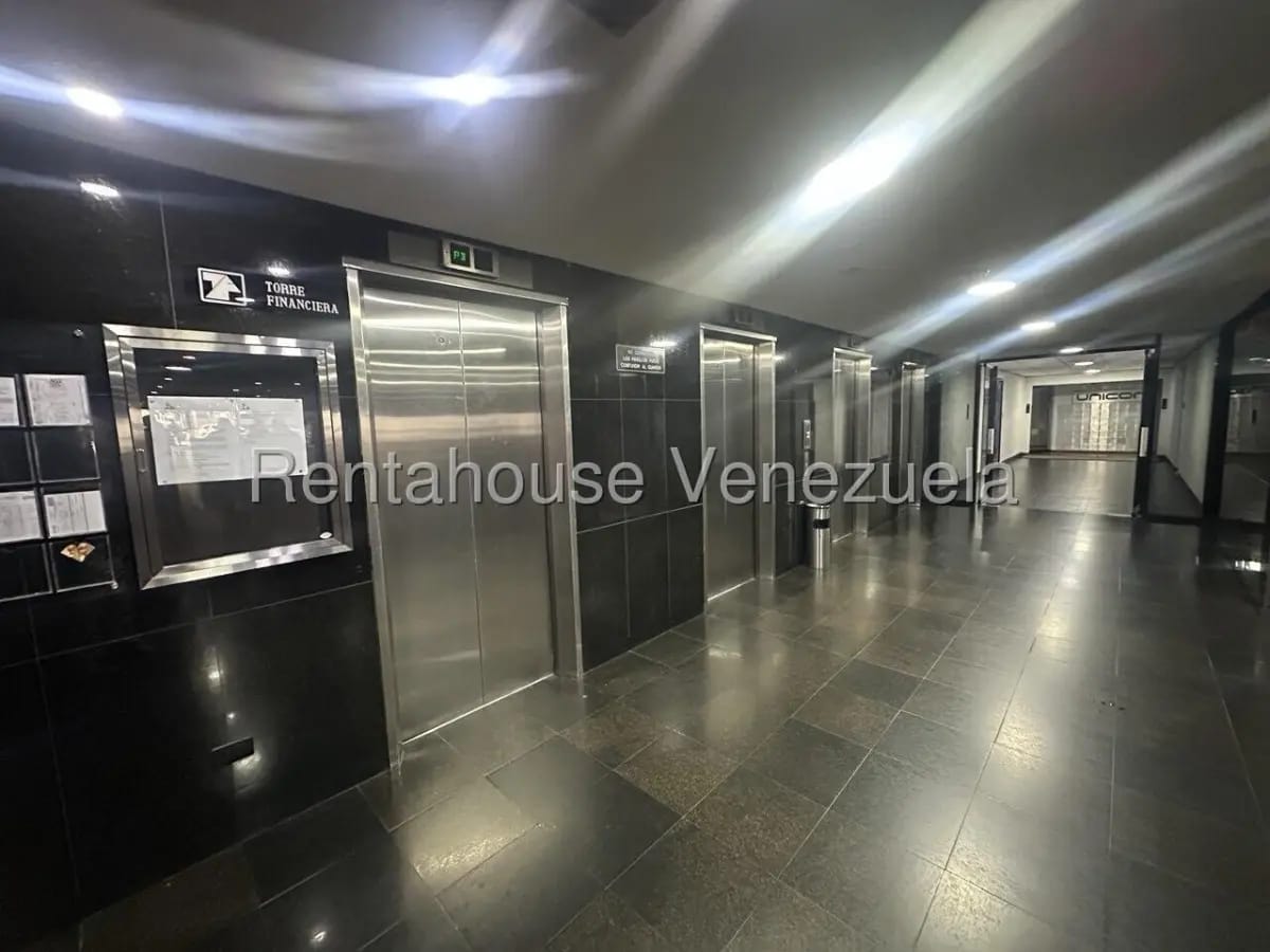 Excelente Oficina en el Corazon de Bello Monte Caracas - 2