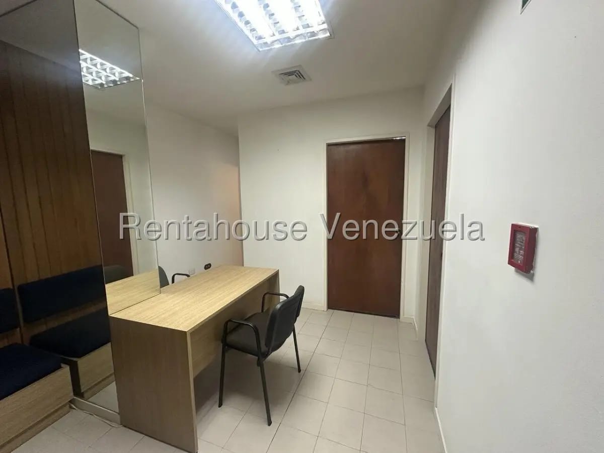 Excelente Oficina en el Corazon de Bello Monte Caracas - 4