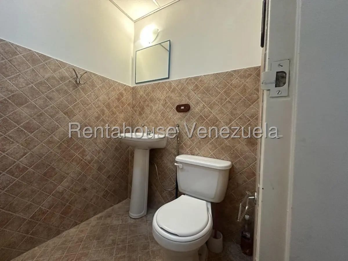 Excelente Oficina en el Corazon de Bello Monte Caracas - 11