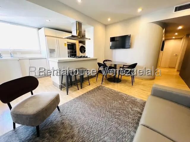Bello y Remodelado Apartamento en Alquiler Campo Alegre Caracas - 3