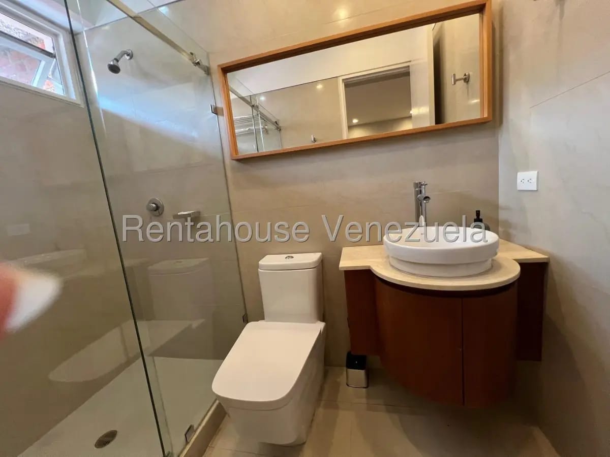Bello y Remodelado Apartamento en Alquiler Campo Alegre Caracas - 4