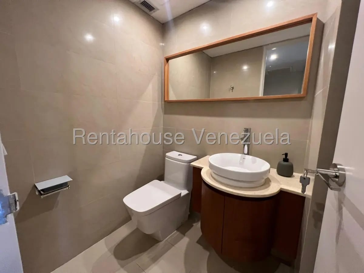 Bello y Remodelado Apartamento en Alquiler Campo Alegre Caracas - 8